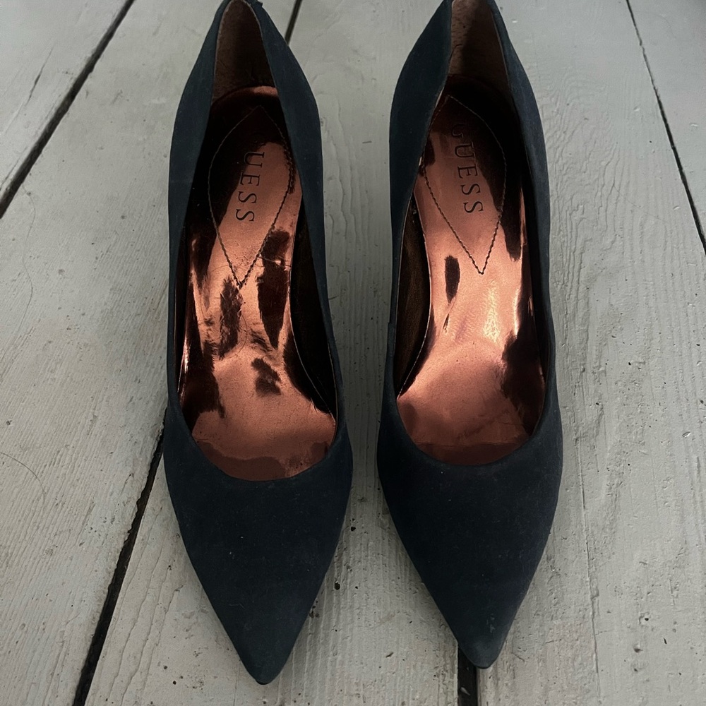 GUESS Women's Navy Pumps